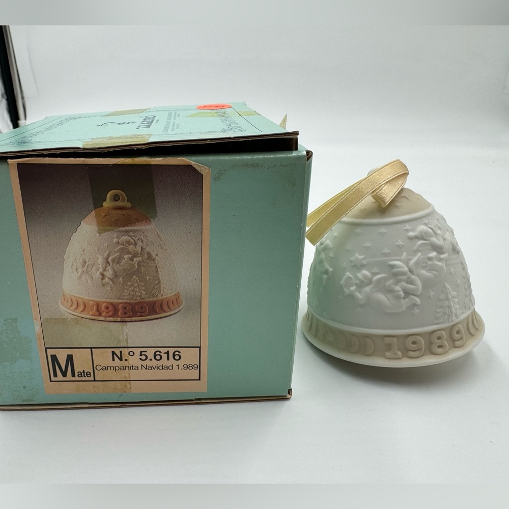 1989 Lladro Christmas bell in in/new condition with box